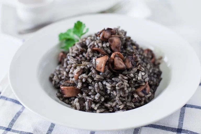 Aprende a hacer este delicioso arroz negro y sorprende con un plato diferente Aprende a hacer este delicioso arroz negro y sorprende con un plato diferente