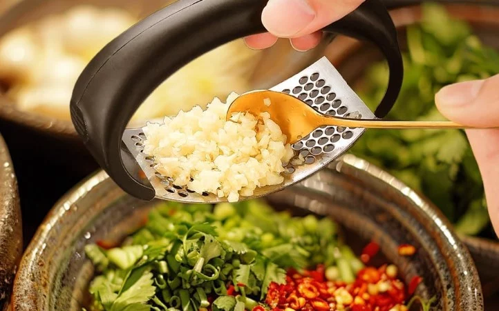 Olvídate del olor a ajo: el gadget de Amazon que arrasa y solo cuesta 13 euros 2 Moncloa Un accesorio de Amazon indispensable para tu cocina