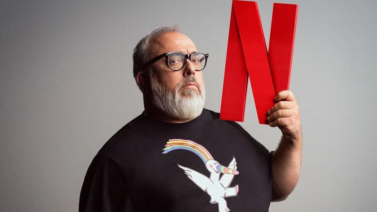 El inesperado giro de Álex de la Iglesia: ahora dirige una comedia romántica en Netflix 2 Moncloa A pesar de que el amor rodea la trama, Alex no olvida sus característicos toques cinematográficos