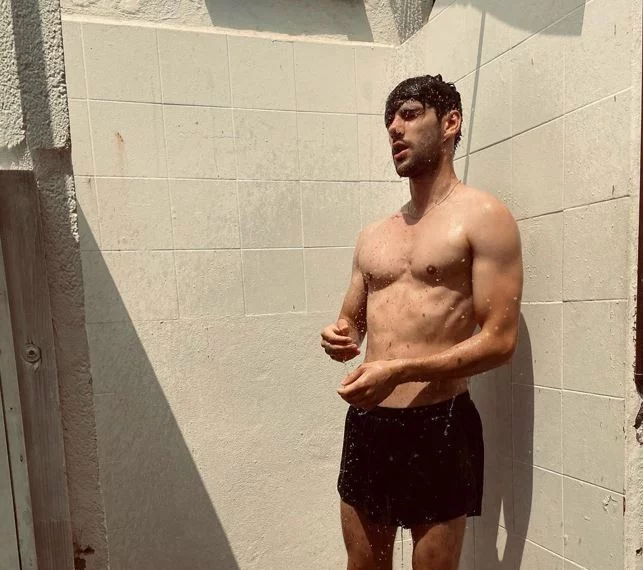 La disciplina deportiva que Álvaro Rico siguió para transformar su cuerpo y lograr brazos de superhéroe 1 Moncloa Estos son los pilares del entrenamiento de Álvaro Rico