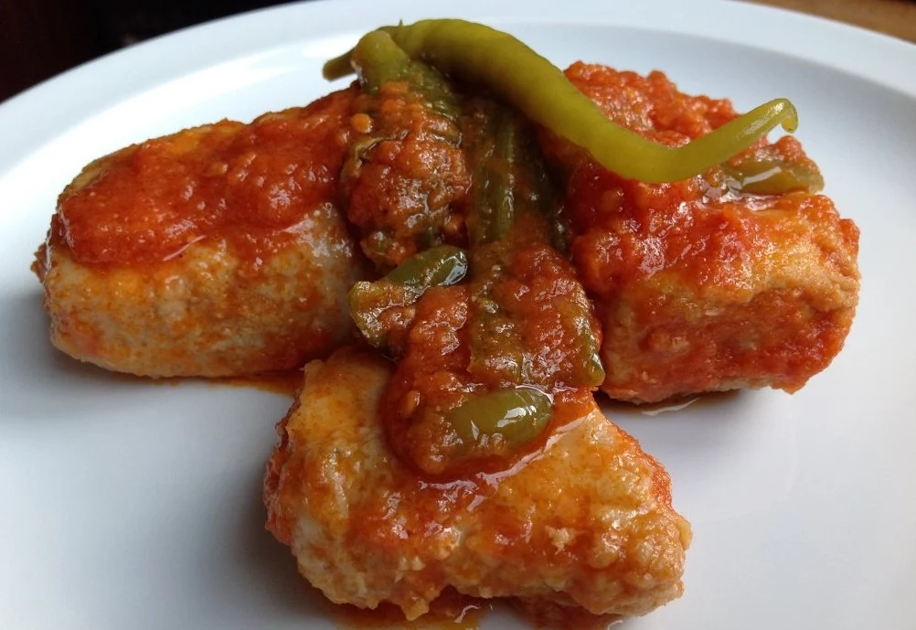 Bonito con tomate y pimientos asados en la freidora de aire: receta rápida y llena de color en 30 minutos 2 Moncloa Cocción y presentación final del plato