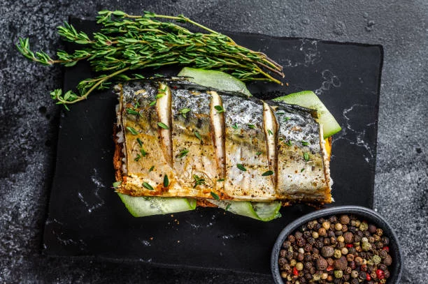 Estos son los tres pescados que consumen los españoles con menor riesgo de infarto 2 Moncloa La caballa: un aliado contra el infarto