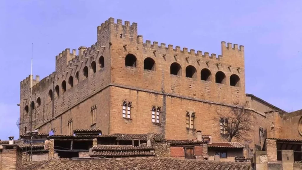 National Geographic pone el foco en este pueblo medieval cerca de Zaragoza: su castillo te cautivará 1 Moncloa Descanso de Obispos y un castillo de ensueño: los secretos de Valderrobres, el elegido por National Geographic