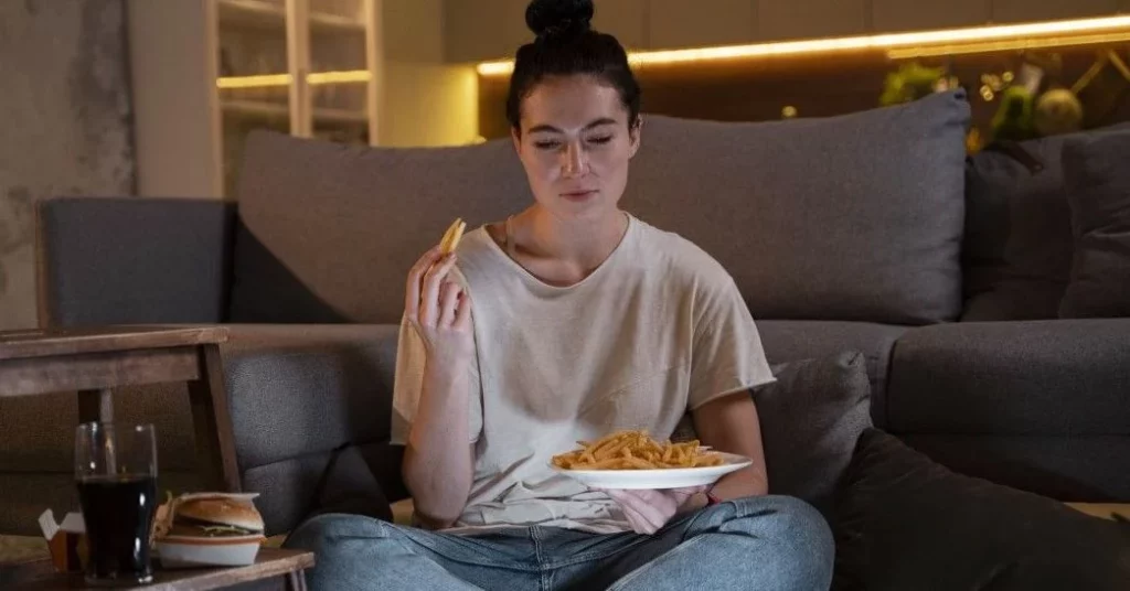 Cenar después de este horario aumenta las posibilidades de hipertensión en un 80% 1 Moncloa Por esta razón debes cuidar la hora para cenar