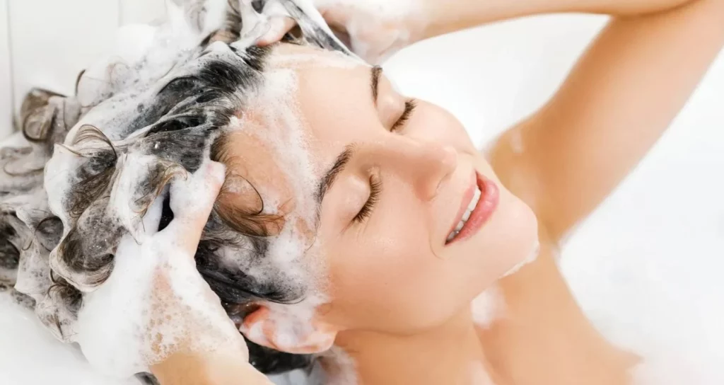 Añade sal gruesa a tu champú y dile adiós al cabello dañado sin químicos 2 Moncloa ¿Cómo usar la sal gruesa para cuidar tu cabello?