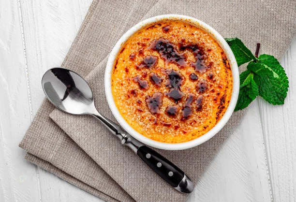 Thermomix transforma el clásico: crema catalana con estilo moderno 2 Moncloa Caramelización: el toque final perfecto de la crema catalana