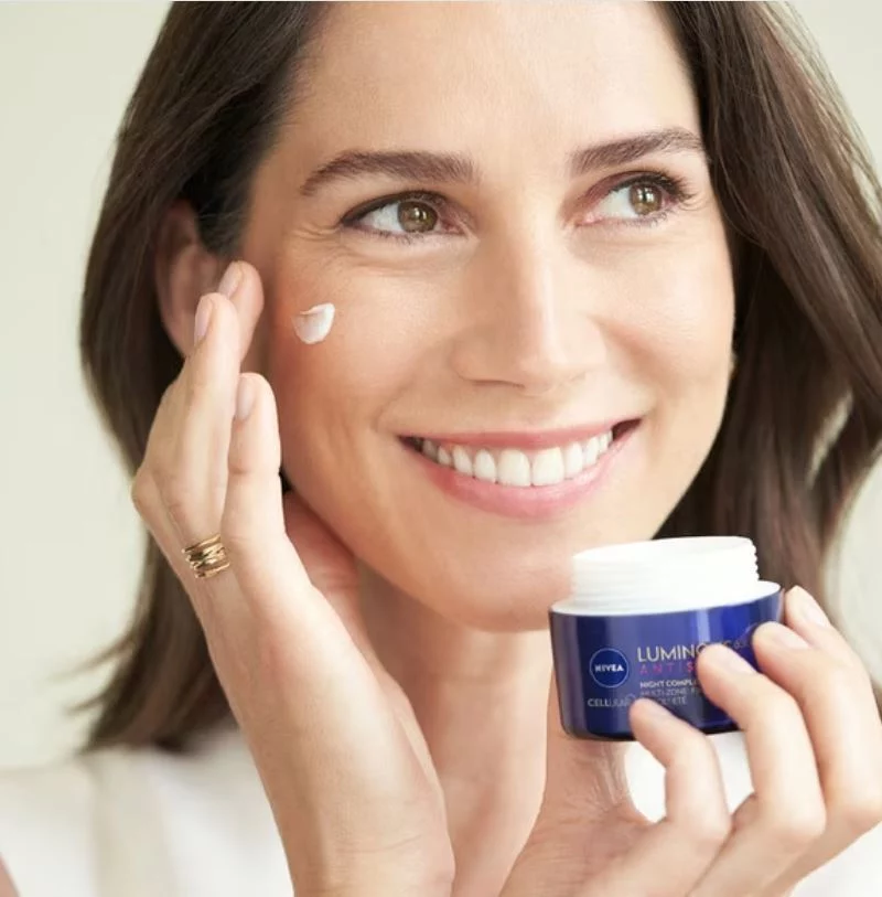 El producto estrella en Amazon para eliminar las manchas de sol en el rostro 1 Moncloa ¿Por qué esta crema de Amazon se ha vuelto tan popular?