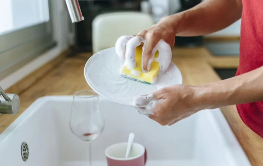 La mayoría en España ignora el verdadero uso del lado amarillo del estropajo 1 Moncloa ¿Para qué se utiliza el lado amarillo del estropajo?