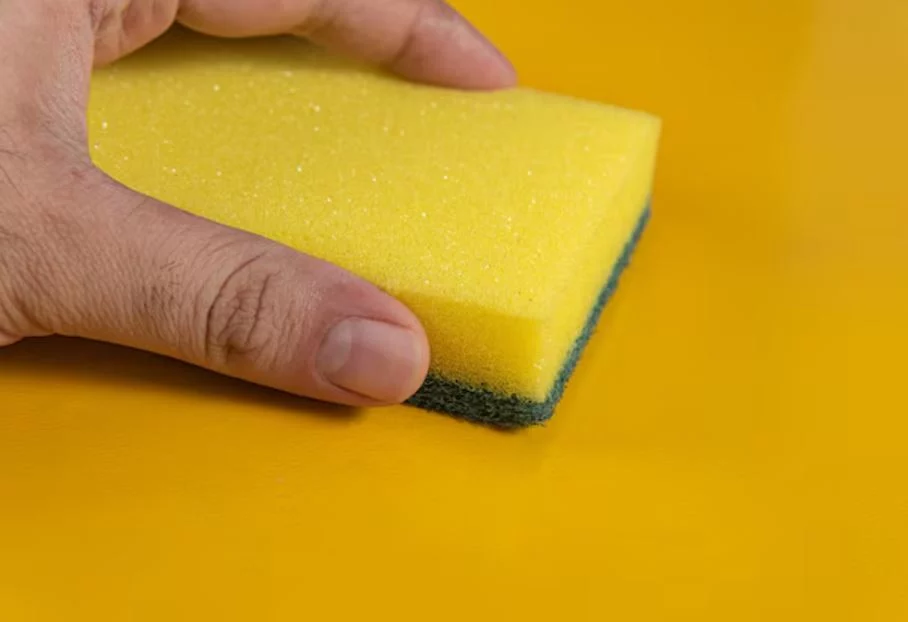 La mayoría en España ignora el verdadero uso del lado amarillo del estropajo 2 Moncloa Otros consejos para usar tu estropajo adecuadamente