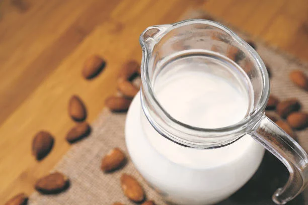 Cómo hacer una bechamel vegana con leche de almendras: la alternativa cremosa y saludable 1 Moncloa Ingredientes y preparación paso a paso