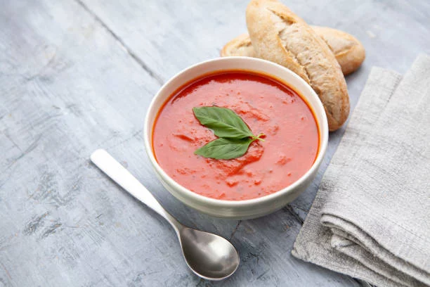 1 ingrediente, 3 recetas deliciosas y saludables con una lata de tomate 1 Moncloa 1. Sopa de tomate con albahaca fresca