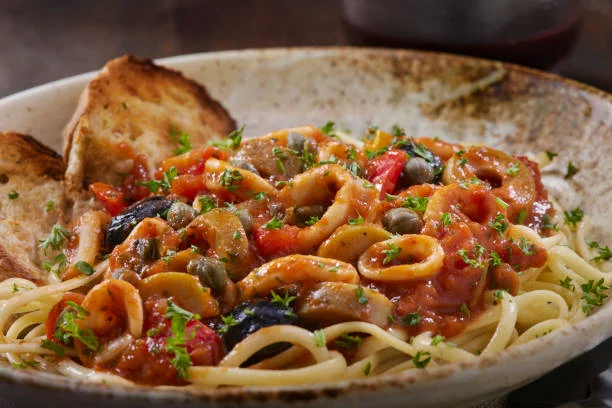 1 ingrediente, 3 recetas deliciosas y saludables con una lata de tomate 2 Moncloa 2. Pasta con salsa de tomate y aceitunas