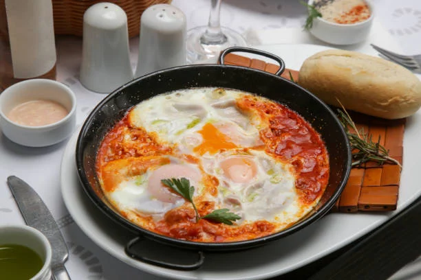 1 ingrediente, 3 recetas deliciosas y saludables con una lata de tomate 3 Moncloa 3. Shakshuka: huevos escalfados en salsa de tomate