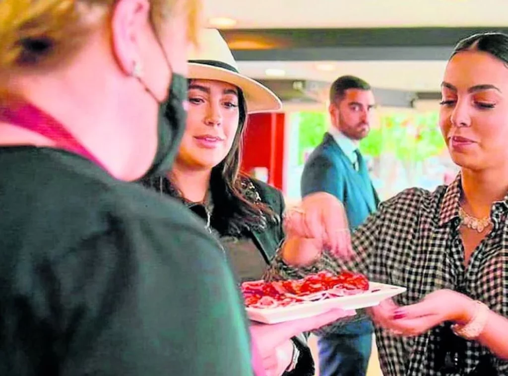 El snack keto de Georgina Rodríguez, ahora en Lidl a precio de escándalo 2 Moncloa Este es el jamón que Georgina Rodríguez elige