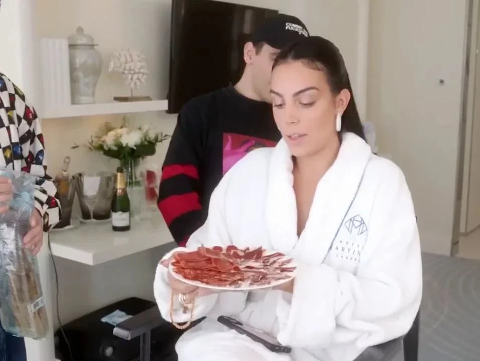 El snack keto de Georgina Rodríguez, ahora en Lidl a precio de escándalo 1 Moncloa ¿Por qué Georgina Rodríguez come jamón serrano como snack?