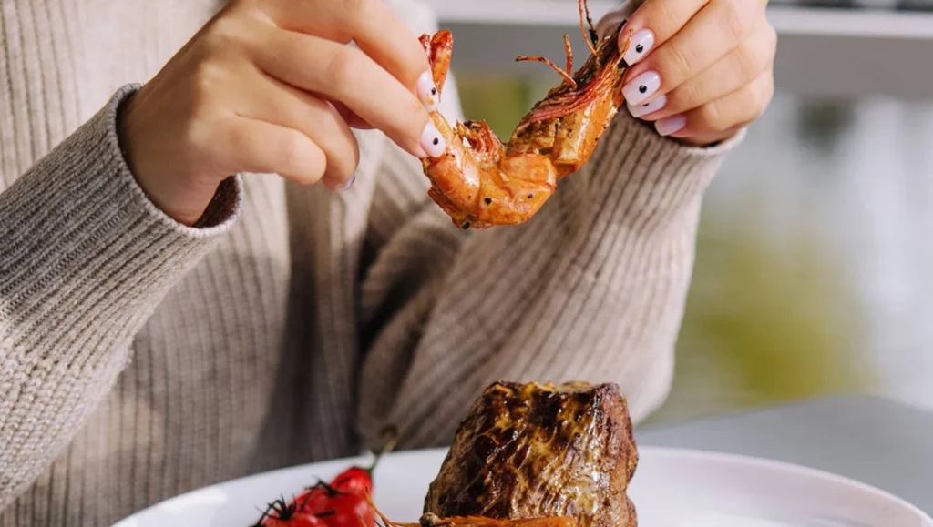 Urólogos en alerta aconsejan abandonar este hábito al comer langostinos 1 Moncloa Por esta razón los urólogos advierten sobre el peligro de los langostinos