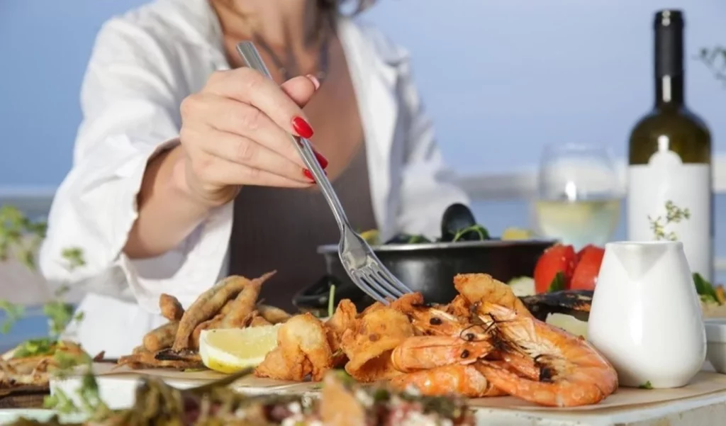 Urólogos en alerta aconsejan abandonar este hábito al comer langostinos 2 Moncloa Lo que recomiendan los urólogos para reducir el riesgo