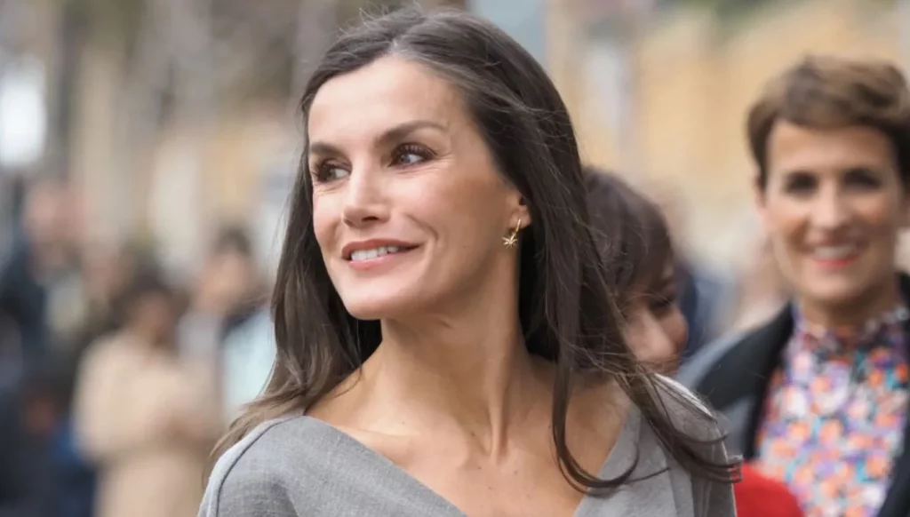 La reina Letizia se confiesa: la infusión antiinflamatoria que usa para su piel 1 Moncloa ¿Cómo funciona el té verde en la piel de la reina Letizia?