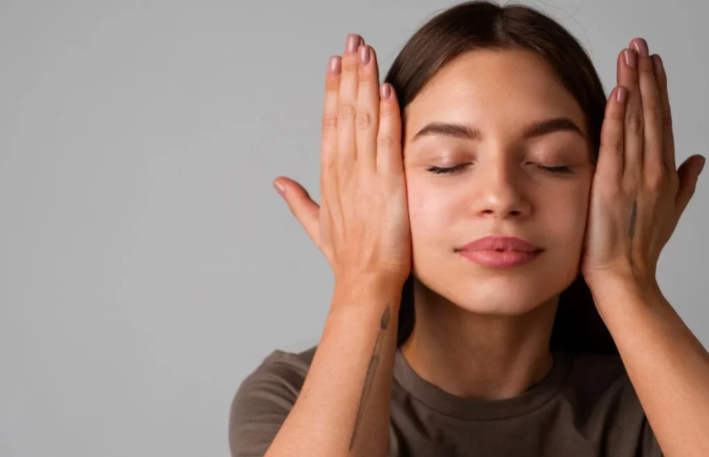 Piel luminosa como Letizia: el ejercicio de yoga facial que te brindará un rostro digno de la realeza 1 Moncloa ¿Cuáles son los ejercicios de yoga facial que te brindan una piel luminosa como la de la reina Letizia?