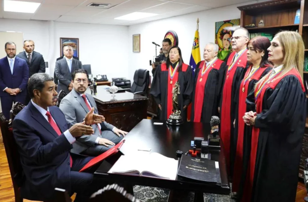 La oposición venezolana espera a su día clave tras el aval del Supremo al fraude de Maduro 1 Moncloa El Supremo de Venezuela acepta un recurso de Maduro sin que haya trascendido su contenido