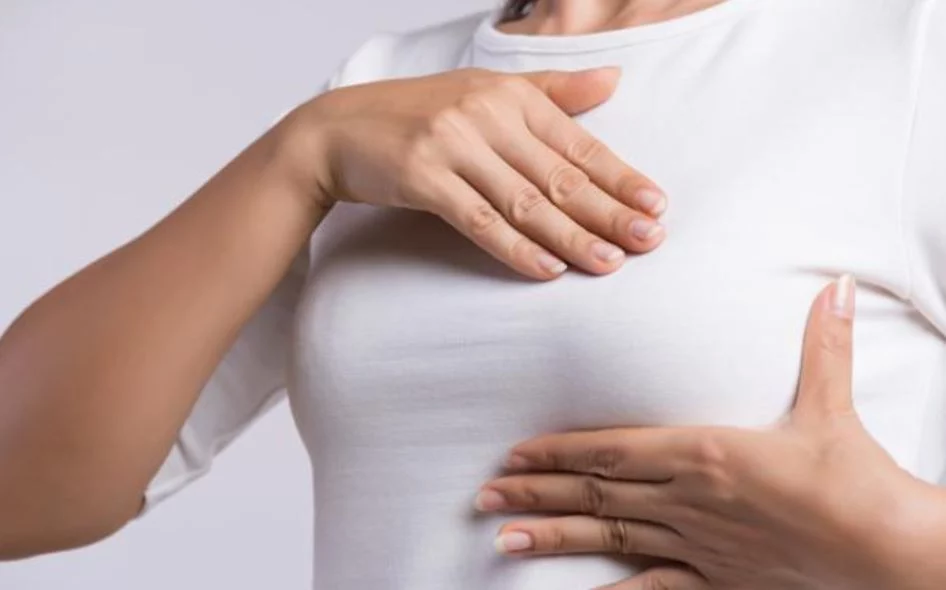 Tocar tus mamas debe estar entre tus chequeos constantes