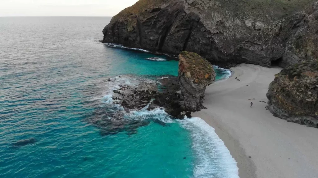 Un paraíso con un pasado trágico: la playa favorita de los españoles para este verano 1 Moncloa Los secretos del paraíso único en Almería