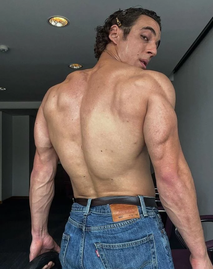 Miguel Herrán desvela su rutina para unos brazos musculosos sin ir al gimnasio 2 Moncloa Los beneficios de entrenar en casa como Miguel Herrán