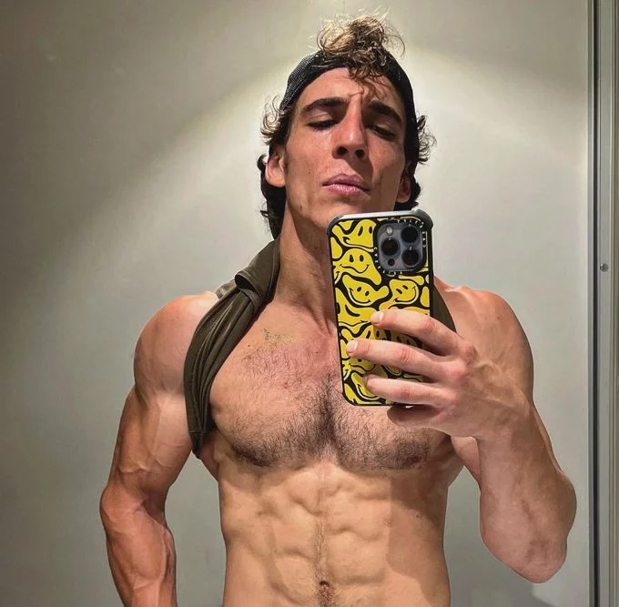 Miguel Herrán desvela su rutina para unos brazos musculosos sin ir al gimnasio 1 Moncloa Así es la rutina de ejercicio de Miguel Herrán