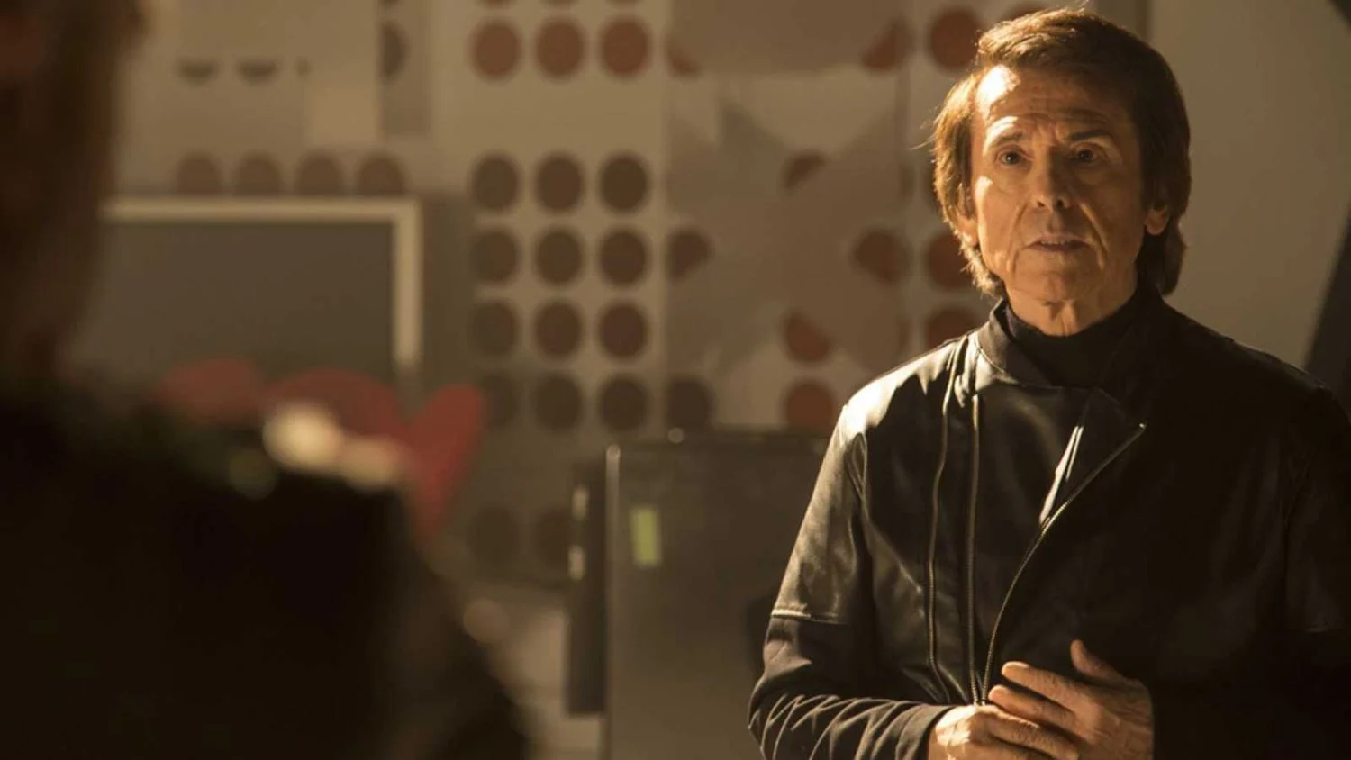 Ya en RTVE Play la comedia de Álex de la Iglesia con Mario Casas y Raphael 2 Moncloa Una ácida comedia que ridiculiza a la cultura popular