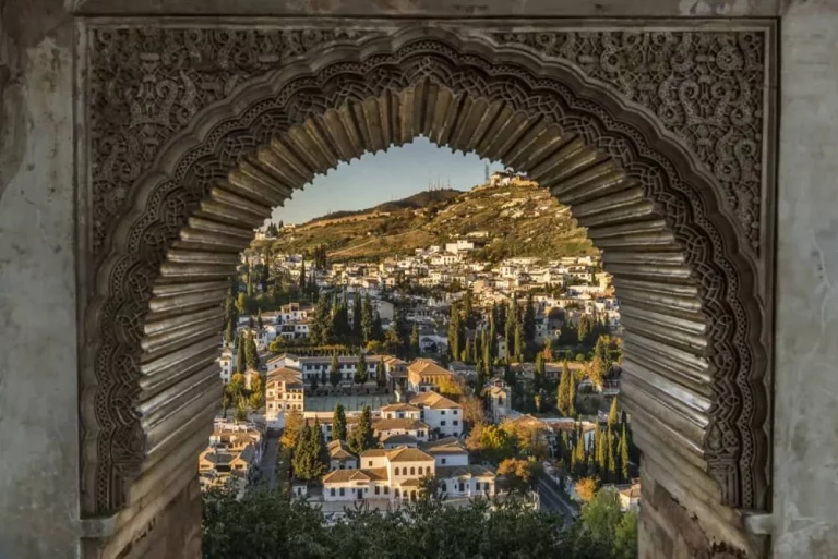 A un paso de Granada, descubre una villa cargada de encanto y misterio