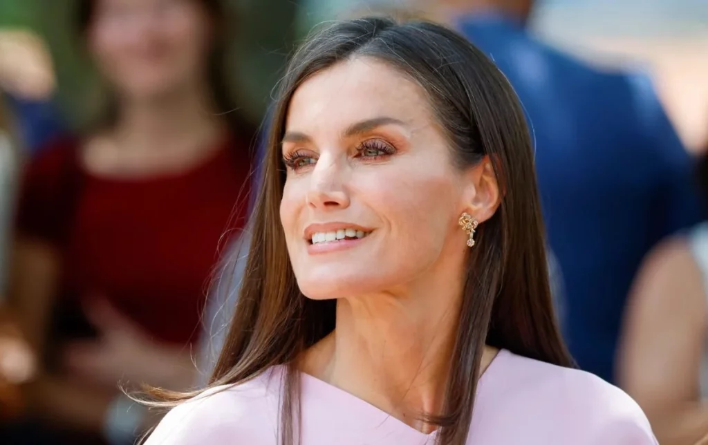 El secreto de Letizia para un rostro fresco por la mañana: su truco nocturno contra las ojeras 1 Moncloa Cuál es la técnica de la reina Letizia para aplicar hielo