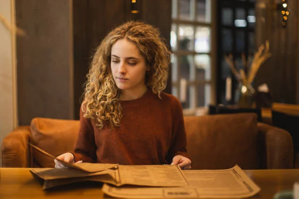 Que no te engañen en el restaurante: Estas son todas las prácticas ilegales según la OCU 1 Moncloa El menú físico en un restaurante es un derecho