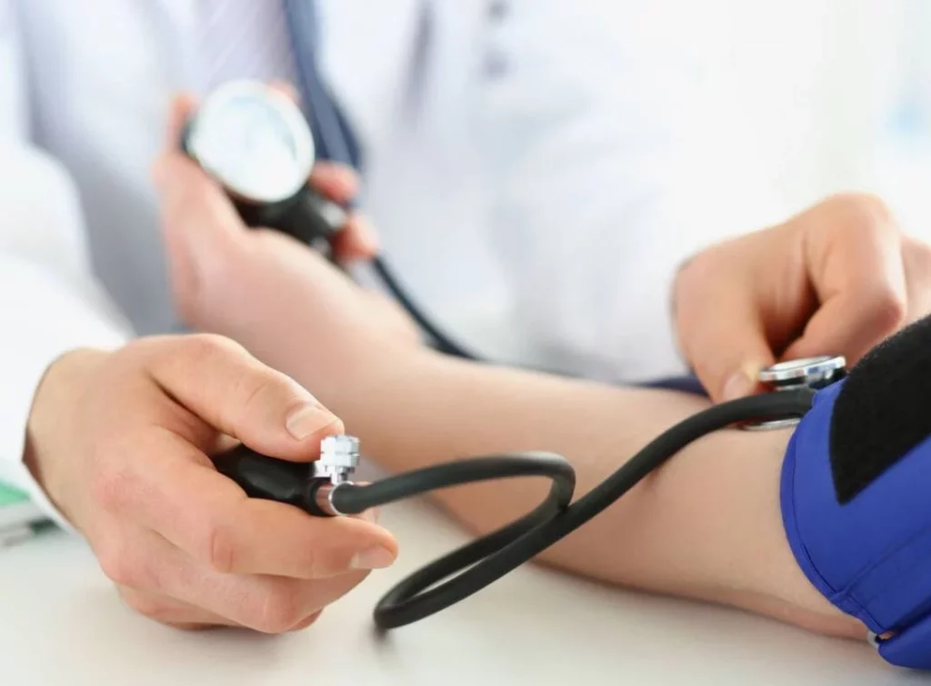 Si sufres de tensión alta evita el agua en botella de plástico 2 Moncloa ¿Cuáles son las alternativas para proteger la tensión arterial?