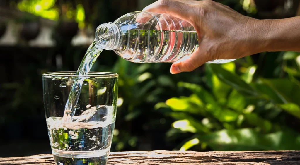 Si experimentas estos síntomas estás bebiendo agua en exceso y podrías arruinar tu cuerpo 2 Moncloa Evita los síntomas de la hiperhidrosis
