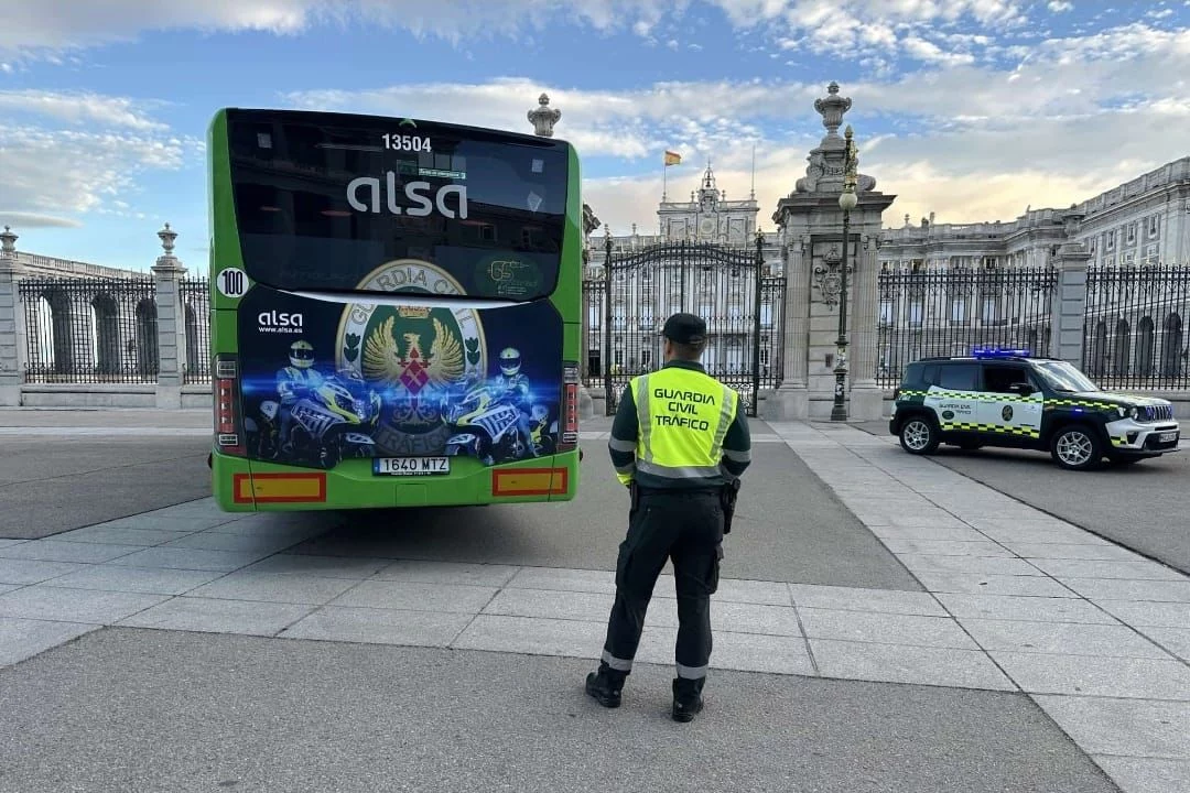 AUTOBUS GC1 Publicidad de la Guardia Civil de Tráfico en un autobús.