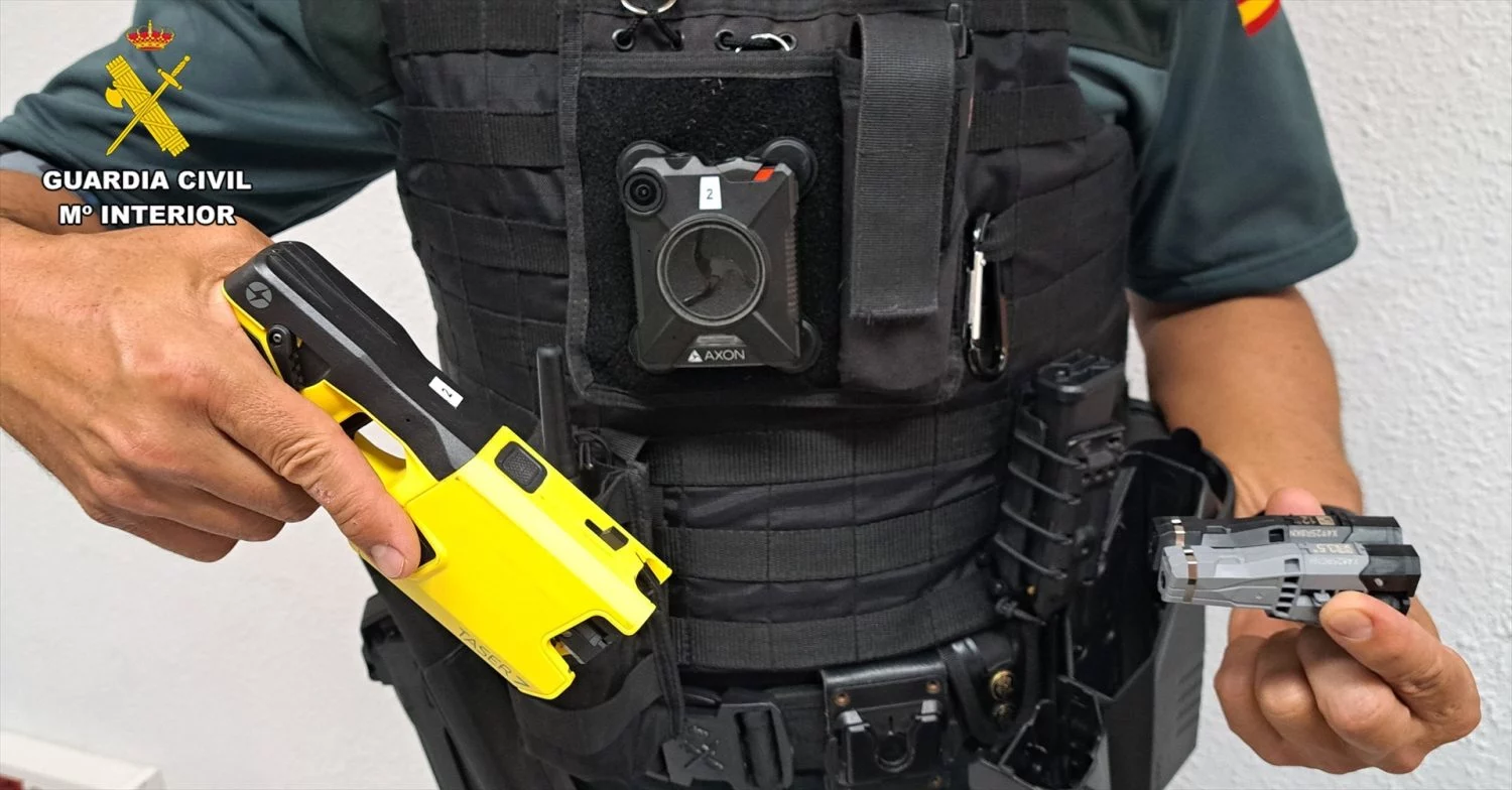 Un guardia civil con pistolas taser. Un guardia civil con pistolas taser.
