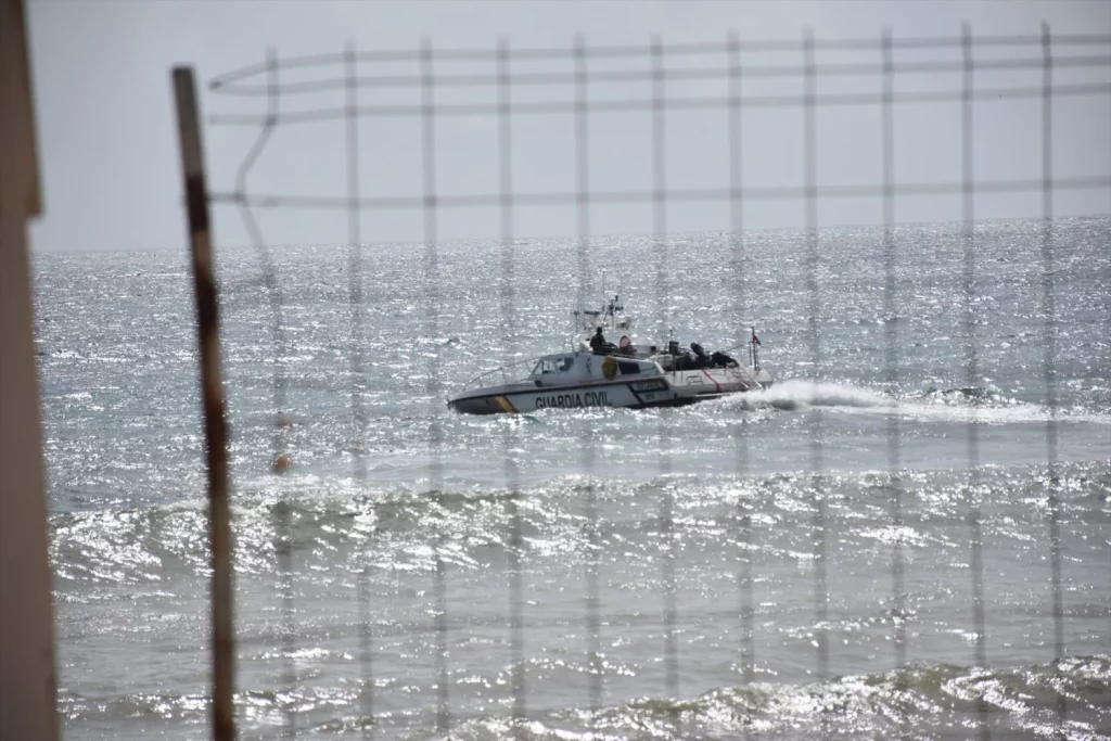 La defensa española ante un ataque marroquí a Ceuta y Melilla: las claves militares 2 Moncloa Una patrulla marítima de la Guardia Civil en la frontera del Tarajal, a 15 de septiembre de 2024
