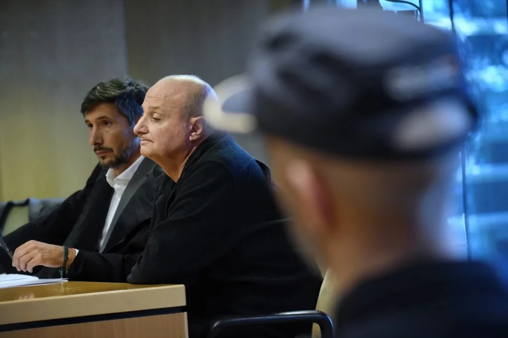 El presunto asesino de Juana Canal, Jesús Pradales (d) y su abogado Juan Luis Salgado (i), durante un juicio en la Audiencia de Madrid.