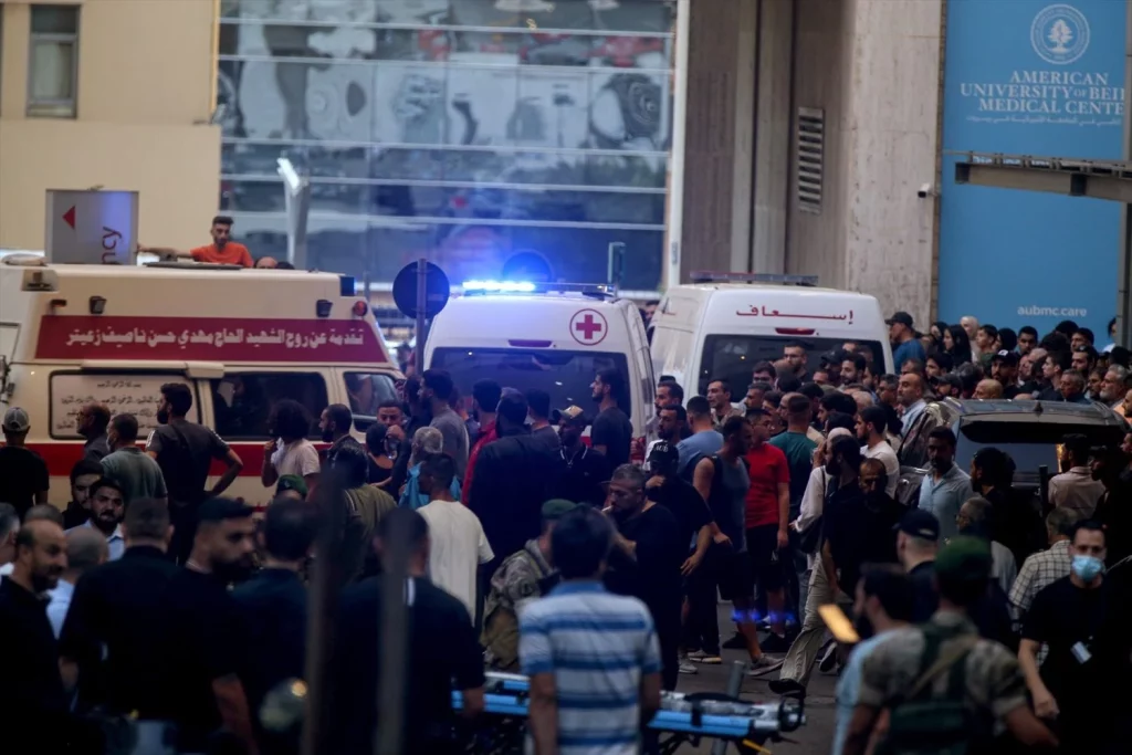 EuropaPress 6217808 17 september 2024 lebanon beirut ambulances carrying wounded people arrive Moncloa