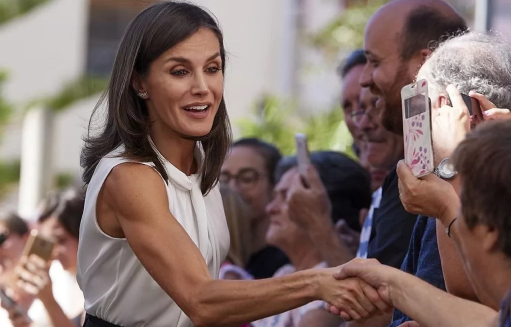 Una especialista revela el secreto de los hombros definidos de Letizia 1 Moncloa ¿Cuál es el ejercicio que la reina Letizia no abandona?