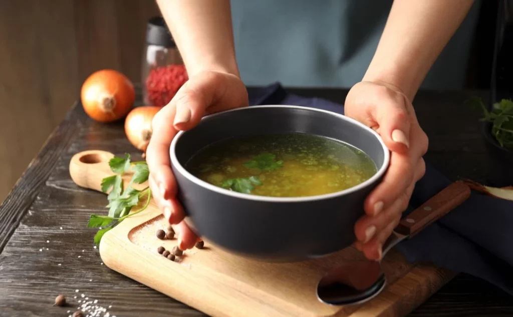 Este caldo detox deshincha la barriga y quema grasas en 24 horas 1 Moncloa Así puedes preparar un delicioso caldo detox