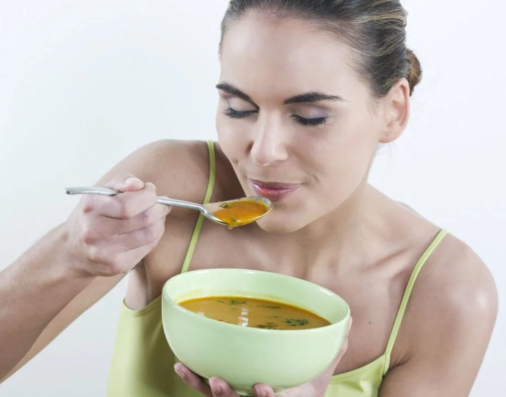 Prepara en casa este caldo vitamínico y llena tu piel de colágeno de manera natural 3 Moncloa ¿Cómo preparar el caldo de huesos?