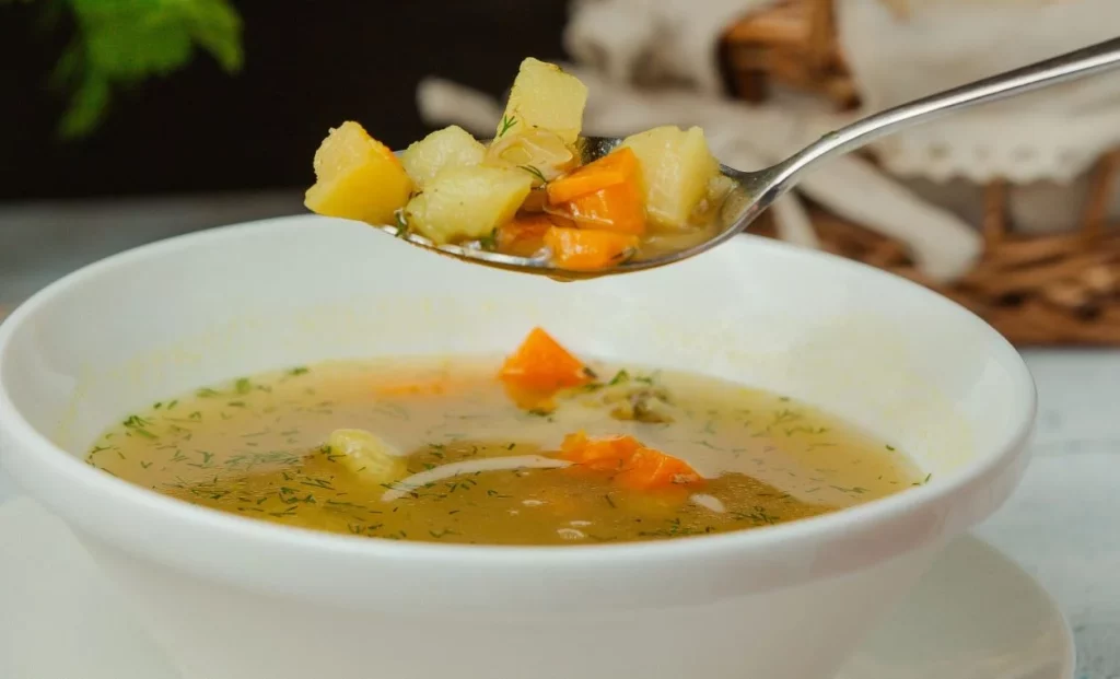 Este caldo detox deshincha la barriga y quema grasas en 24 horas 2 Moncloa ¿Cuáles son los beneficios de tomar este caldo detox?