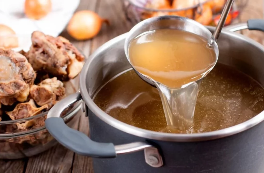 Prepara en casa este caldo vitamínico y llena tu piel de colágeno de manera natural 1 Moncloa ¿Por qué preparar caldo de huesos?