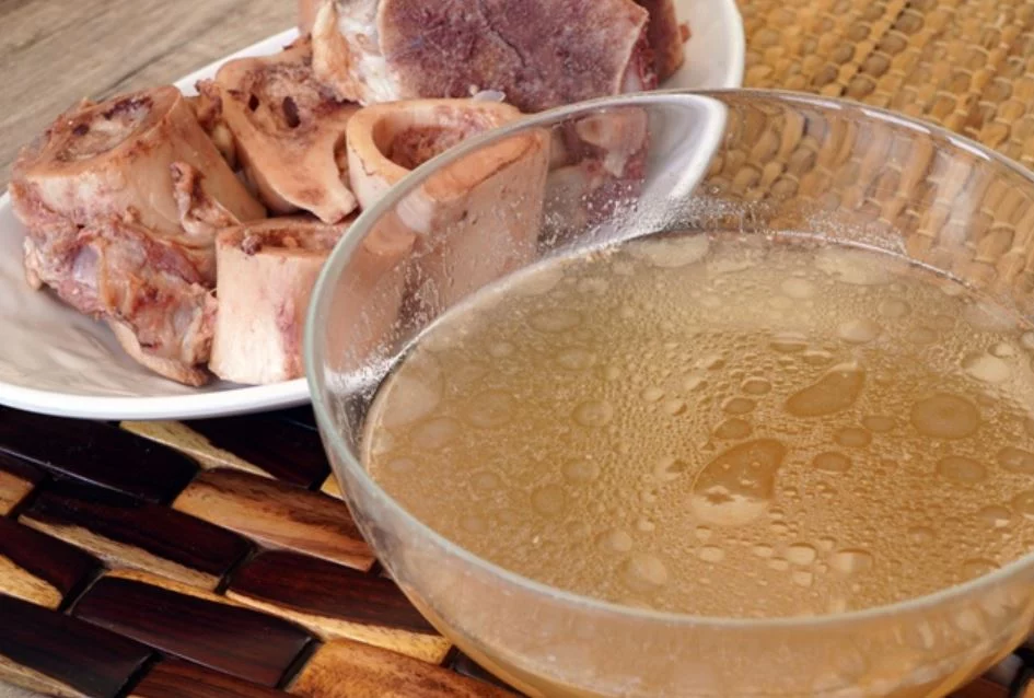 Prepara en casa este caldo vitamínico y llena tu piel de colágeno de manera natural 4 Moncloa Es momento de colar el caldo