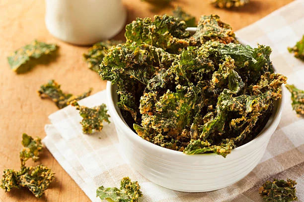 Cocina chips de kale con parmesano en solo 5 minutos con tu freidora de aire