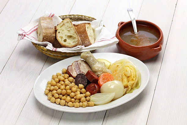 Cómo hacer un auténtico cocido madrileño en media hora 1 Moncloa Ingredientes para un cocido madrileño rápido y delicioso