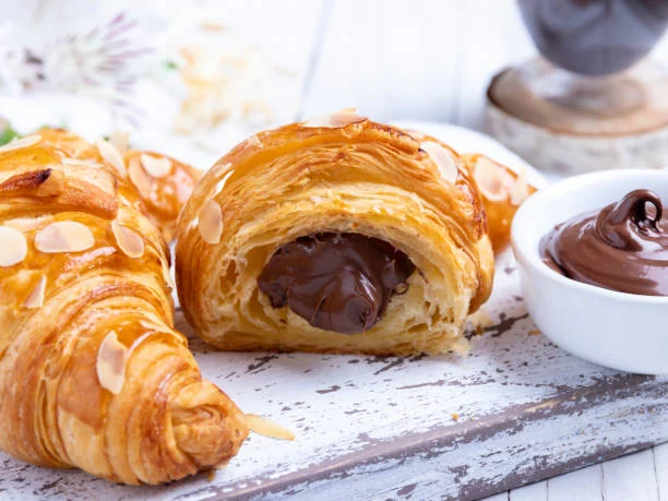 Dar forma a los croissants de chocolate y cocinar