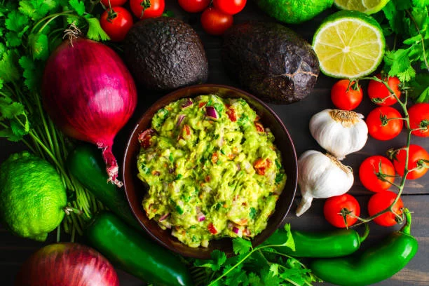 El truco fácil para hacer el mejor guacamole casero con auténtico sabor mexicano 1 Moncloa Ingredientes frescos: La clave de un buen guacamole