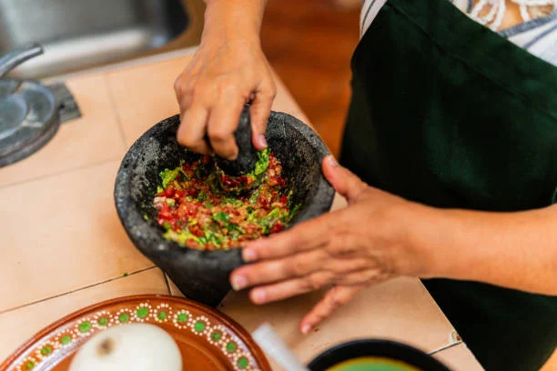 El truco fácil para hacer el mejor guacamole casero con auténtico sabor mexicano 2 Moncloa El truco del mortero para un guacamole de estrella Michelin